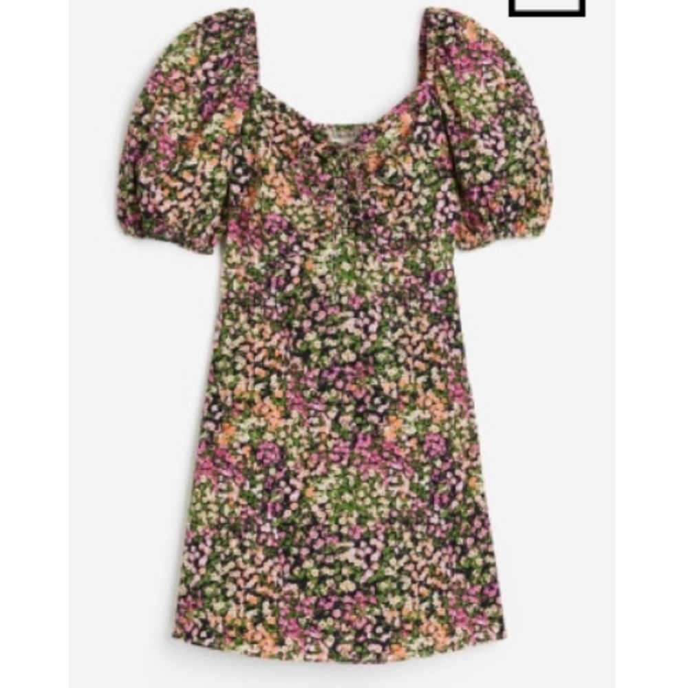 Puff sleeved dress with lacing